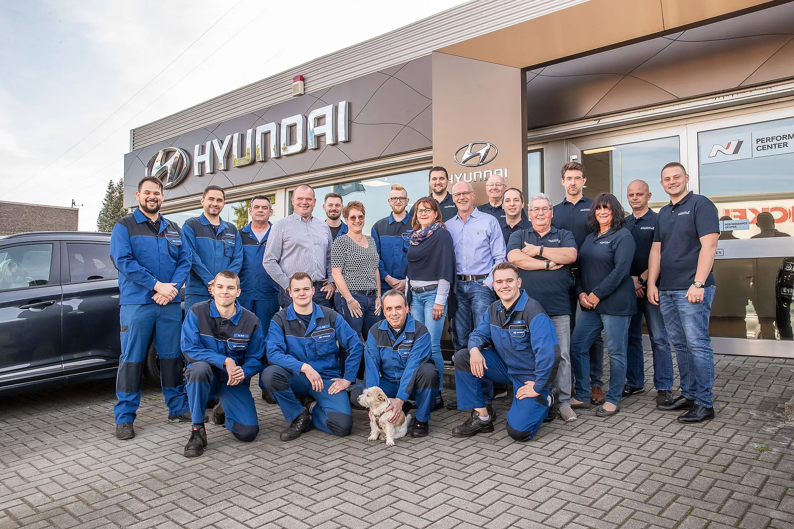 Das Team vom Autohaus Ruß vor dem Autohaus